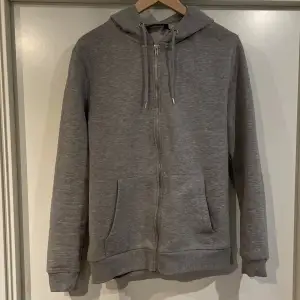 En skön zip-hoodie från Asos, som har blivit för liten. Tröjan har inga fläckar eller hål. 