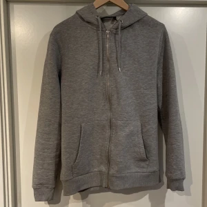 Grå Zip-Hoodie - En skön zip-hoodie från Asos, som har blivit för liten. Tröjan har inga fläckar eller hål. 