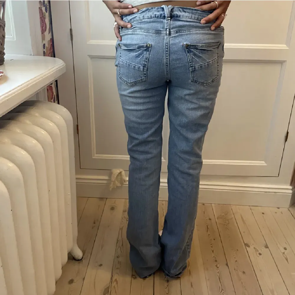 Jötte snygga lågmidjade jeans köpte men va förstora🥰. Farkut & Housut.
