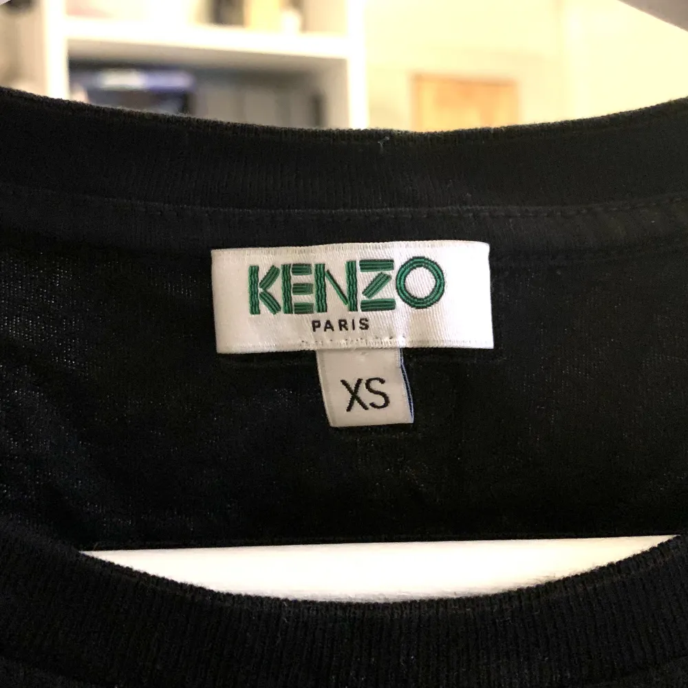 Kenzo tröja i nyskick, säljer då den är för liten för mig.. T-shirts.