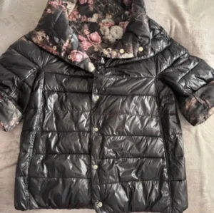 Trekvarts jacka  - Den var tyvärr för stor , jättebra skick, skriv för bilder på!!🤍