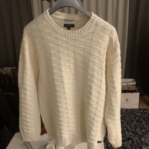 Gant Tröja - Väldigt fin Gant tröja i nyskick!  Storlek är 2XL men passar lite mindre storlekar. Nypris 1399!
