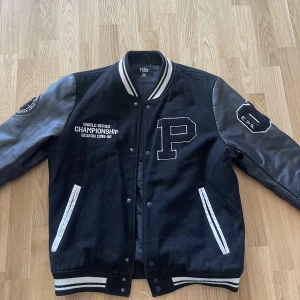 Bomberjacka  - Den är tjock i materialet så man fryser inte 