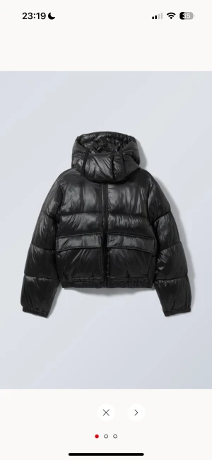 Vinterjacka - Säljer min vinterjacka från Weekday i modellen Blade. Fint skick och inga defekter! Väldigt varmt och härlig stor luva🙌🏻 Hör av dig för mer info!🫶