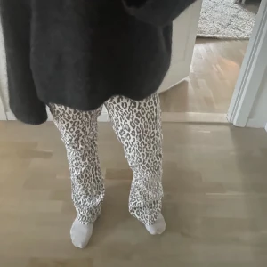Leopard byxor nakd - Säljer dessa as snygga och trendiga leopard byxorna som är bootcut från nakd, säljs ej längre😇 så snygga men satt inte som jag ville! Köpta från en annan tjej på Plick 🩷kolla jättegärna in mina andra annonser!
