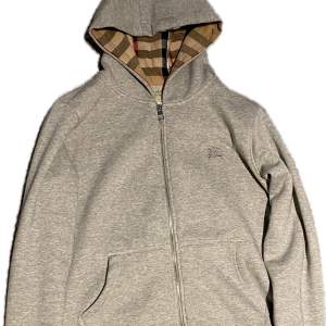 Tjo, säljer min tvärfeta burberry zip hoodie,  storlek m. skick 10/10 har bara tagit bort snörena men dom fås med.🤝 Skriv ifall du undrar något💯🙏