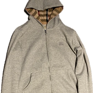 Burberry hoodie  - Tjo, säljer min tvärfeta burberry zip hoodie,  storlek m. skick 10/10 har bara tagit bort snörena men dom fås med.🤝 Skriv ifall du undrar något💯🙏