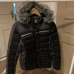 Vinter/skidjacka - En gråsvart vinter/skidjacka i fint skick som knappt är använd. Mycket bra jacka att åka skidor i:) 