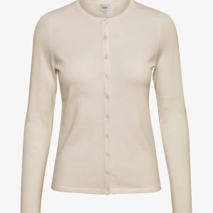 kofta - superfin kofta från saint tropez, i färgen creme säljer för att det inte är min stil, aldrig använd bara testad och prislappen finns kvar💗