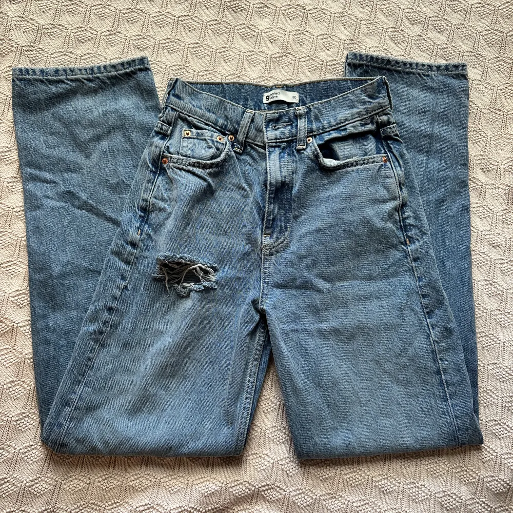säljer dessa jätte söta jeans från ginatricot i storlek 30 petite för dem är för små på mig! har haft på mig på dem ett fåtal gånger men inga defekter.. Jeans & Byxor.