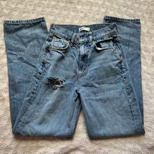 säljer dessa jätte söta jeans från ginatricot i storlek 30 petite för dem är för små på mig! har haft på mig på dem ett fåtal gånger men inga defekter.