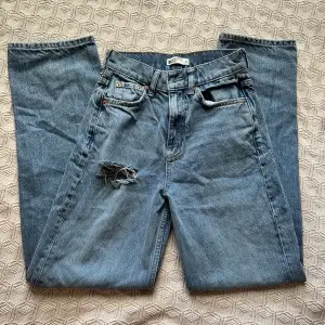 säljer dessa jätte söta jeans från ginatricot i storlek 30 petite för dem är för små på mig! har haft på mig på dem ett fåtal gånger men inga defekter.