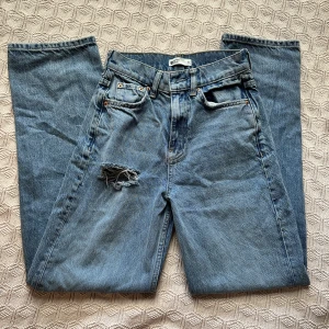 jeans från ginatricot! - säljer dessa jätte söta jeans från ginatricot i storlek 30 petite för dem är för små på mig! har haft på mig på dem ett fåtal gånger men inga defekter.