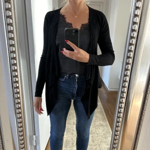 Kofta - Fin kofta. Tyvärr så har den inte kommit till så stor användning för mig och hoppas att den får en ny ägare.  Kommer ifrån ett rök och djurfritt hem! Har du fler frågor så kontakta gärna mig.  Se mina övriga annonser! ❤️