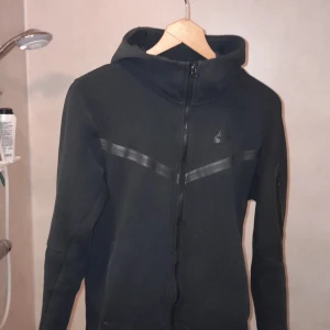 Nike tech - En fin svart hoodie med märket nike den passar bra till alla kläder