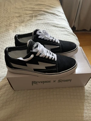 Revenge x storm  - Säljer dessa pga av att de är för små för mig.  Använt nyskick med reflekterande blixt. 