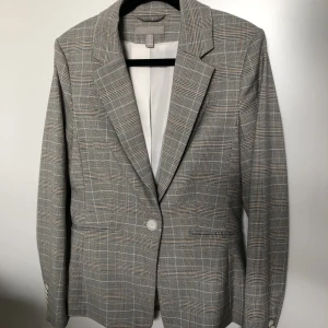 Kavaj - Rutig kavaj i storlek 36, använd fåtal gånger