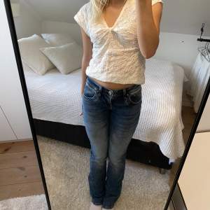 Mörklblåa jeans från LTB modellen Valerie, ej använda pga att de är för små! Nypris: 799kr