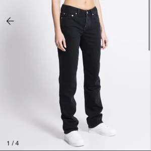 Svarta Jeans  - Lager 157 ICON jeans k storlek medium. Byxorna är i nyskick och inga fläckar, hål eller andra defekter. Kontakta för fler bilder💕