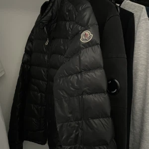 The lans Moncler Höst jacka - Jackan är kvar !!! Säljer min höst jacka,den är äkta nypriss ligger på 8000kr lapparna finns. Den är i bra skick förutom en liten tråd som sticker ut på baksidan. Scannen fungerar. Den är storlek s. Den passar mig som är 165cm. Köparen står för frakt