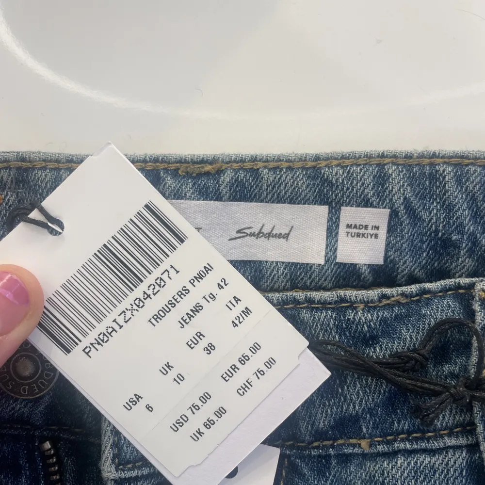 Säljer dessa ursnygga jeans. Råkade köpa två exakt likadana och hann inte lämna tillbaka. Har därför aldrig använt och prislappen är kvar. Köpte för 65 euro, vilket betyder 750 kr. Säljer för 650 kr, så det blir till och med billigare än från hemsidan❤️. Jeans & Byxor.