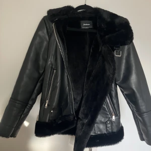 Bikerjacka - Snygg bikerjacka med jättenajs fodring som är underbar till höst och vinter! Har haft denna i 1 år och har använt ett fåtal gånger, därav är skicket så gott som nytt och är fritt från märken och annat tråkigt!