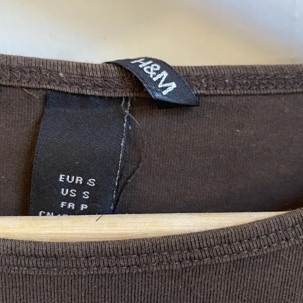 Brun långärmad tröja köpt secondhand💞 Vintage h&m. Går bra att klicka på köp nu!. Tröjor & Koftor.