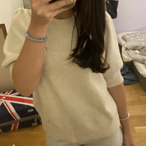 Stickad T-shirt  - Stickad t-shirt från vero Moda i storlek M men passar S/XS, lite nopprig men annars inga skador 💓