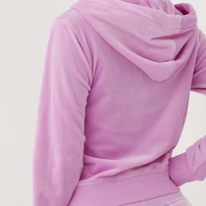 Juicy couture strl medium - Säljer min Juicy Couture dress. Färgen orchid (typ ljuslila/lila-rosa💕). Storlek medium på hoodien. Köpt på Nelly. I fint skick. Enbart använd några gånger. Köparen står för fraktkostnaden.