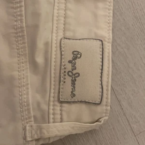 Pepe lowwaist jeans - Pepe lowwaist jeans. Pepe jeansen är köpta secondhand men jag själv har använt dem enstaka gånger, dem har inga hål eller slitningar och är i bra skick. Dem är slim men jag själv har gjort slits i benen på dem.