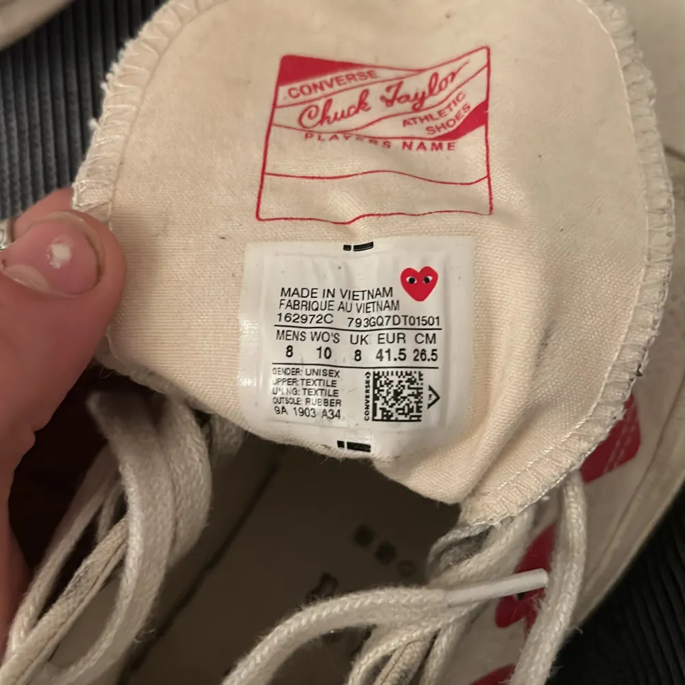 Cdg converse i storleken 41,5. Inte använt mycket men inte nya heller, växte ur dem ganska snabbt så har inte inte hunnit använda dem så mycket.   Nypris 1650kr 7/10 condition  Box medföljer Kom med bud on ni vill. Skor.