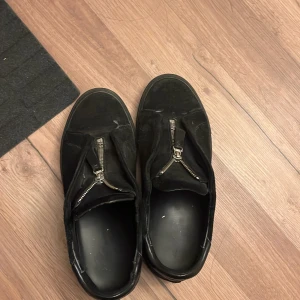 Arigatos Laceless - Helsvarta artigatos, laceless. Väldigt svåra att få tag i just nu. Haft de i ca 1 år nu men inte så mycket använda. Köptes för 2300.Skick (8-10) pris kan diskuteras. 