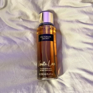 Vanilla lace victoria secret mist  - Victoria secret body mist i doft vanilla lace som ej säljs mer, är helt full. Pris: 100kr +frakt