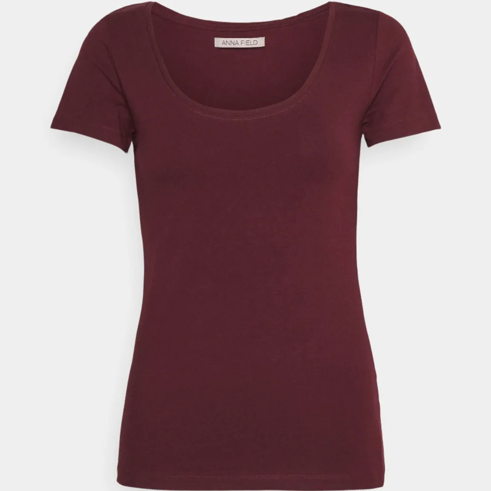 säljer min röda tighta t-shirt fråm Zalando eftersom den aldrig kommer till användning 🥰och kontakta vid frågor❤️. T-shirts.