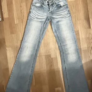 Låga ljusblå jeans - Såå snygga låga jeans med perfekta tvätten!! Tyvärr för små så inga bilder 💕💕❤️‍🔥midjemått 65/66! Kan sänka priset