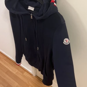 Moncler hoodie - Moncler Hoodie i storlek S. Tröjan är i fint skick tyvärr inget kvitto då jag tappat bort det. Kan gå ner i pris vid snabb och smidig affär men inga skambud tack!