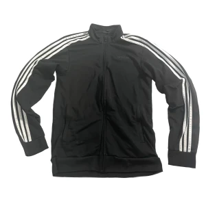 Adidas oversize kofta - Adidas kofta köpt second hand 🖤den är str S men skulle snarare säga att den är L då den sitter oversize på mig som har str S 🖤