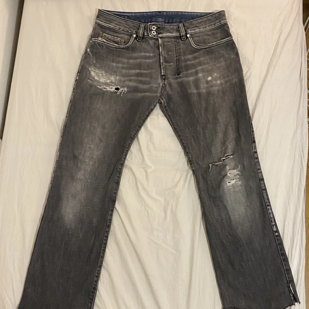 Coola lågmidjade Dieasel jeans uppskattade till storleken S. De är rätt så raka och vida. De är lite slitna och avklippta längst ner.. Jeans & Byxor.