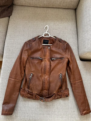 Jacka  - Den saknar en del till knappen som är längst ner. 