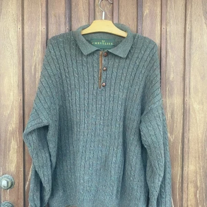 Stickad Tröja - Chevalier - Stor, snygg och varm stickad tröja från Chevalier. Lyckades plocka upp den på second hand förra året men den passar inte mig så bra i storleken.