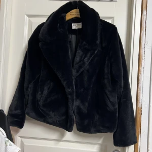 Jacka  - Har använt den några gånger jätte fin pälsjacka och skön från NA-KD 