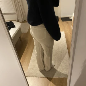 Beiga jeans  - Jättesnygga beiga jeans från stay🫶🏼 använda fåtal gånger, nypris 600