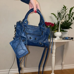 Balenciaga liknande väska - Jag säljer min balenciaga liknande väska i blå, den har inga fula märken och har en spegel till.