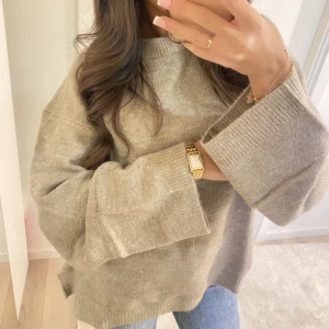 Beige stickad tröja - Jätte mysig stickad tröja med utsvängda armar och rak i passformen ❤️🧸