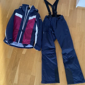Skidställ McKinley  - Skidställ (både jacka och byxor) från McKinley i väldigt fint skick! Både jacka och byxor är i storlek XS💓 Går absolut att köpa båda separat!💓