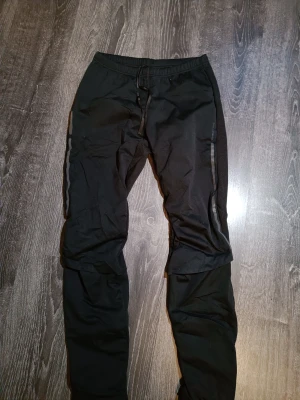 Svarta skidbyxor i storlek M! - Svarta skidbyxor i storlek M från Craft. Bra skick! 
