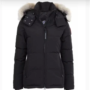 Chelsea parka - (Äkta) canada goose jacka, toppnotch för vintersäsongen i modellen chelsea parka som tyvärr blivit för liten. använt ca 3 säsonger, pälsen ser använd ut och är lite sliten vid armarna som knappast är märkbart men överlag i bra skick. Passar som Xs-S