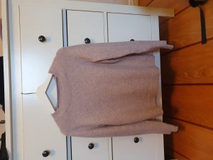 Stickad tröja - Srickad tröja u jättefin gammelrosa färg. Den är nopprig men det är bara att ta bort med noppmaskin så blir den som ny! 