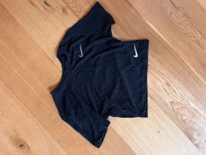 svart topp Nike - Svart topp från Nike i strl XS.  Frakt ingår ej i priset! DM vid intresse ❤️