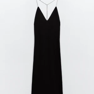 Zara klänningar - En helt ny oanvänd svart zara klänning med strass band som axelband som sedan fortsätter ner längst ryggraden. 